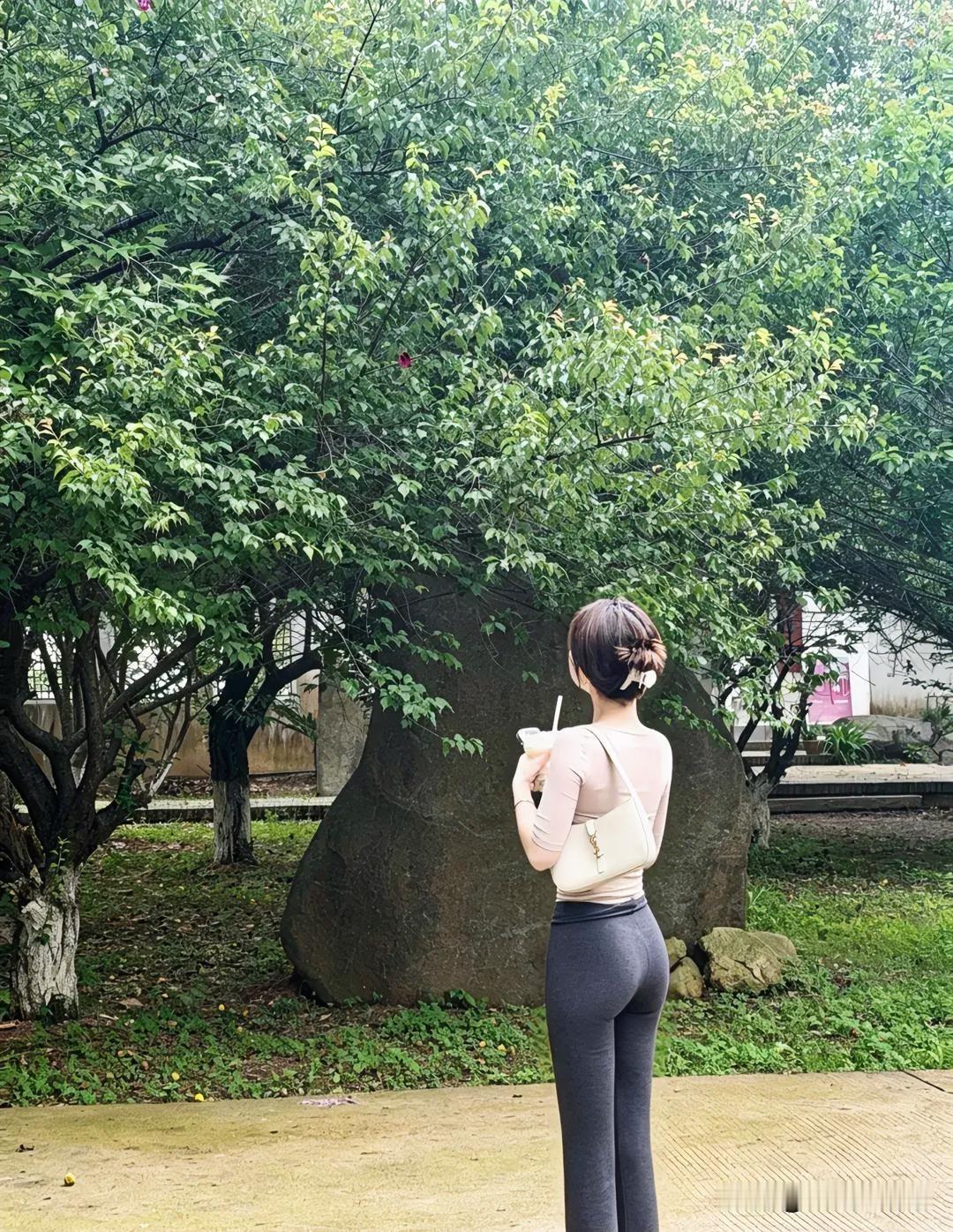 《道德经》有云：大器晚成，大音希声。 少执念过往，多丰盈本心。不必纠结失去，不必