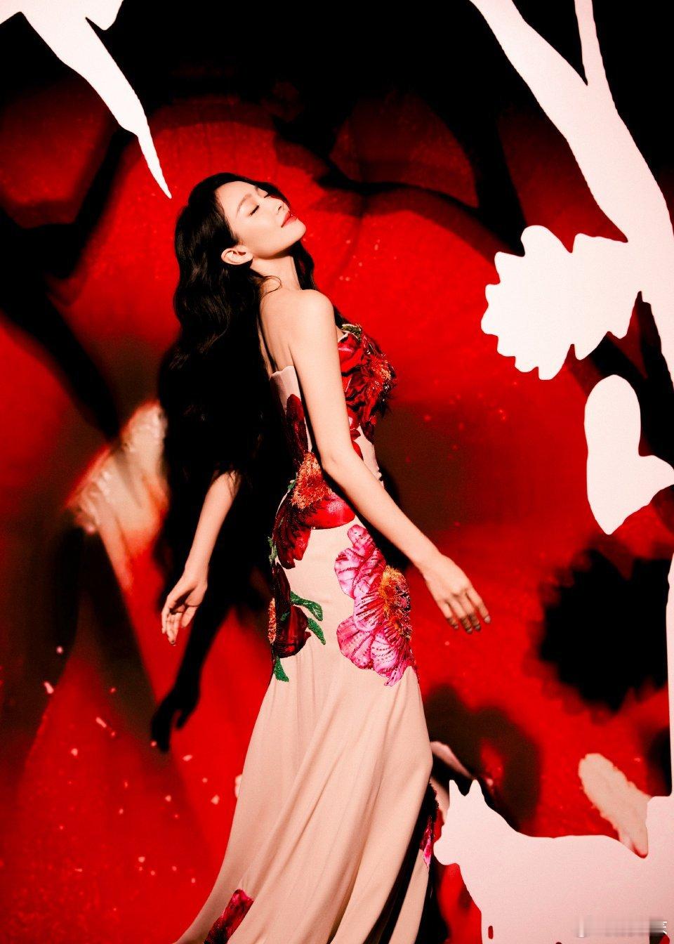 宋茜强曝光镜头下的五官那种高级脸的细节感全在线：眉眼如画、唇角带笑，宋茜红毯一出