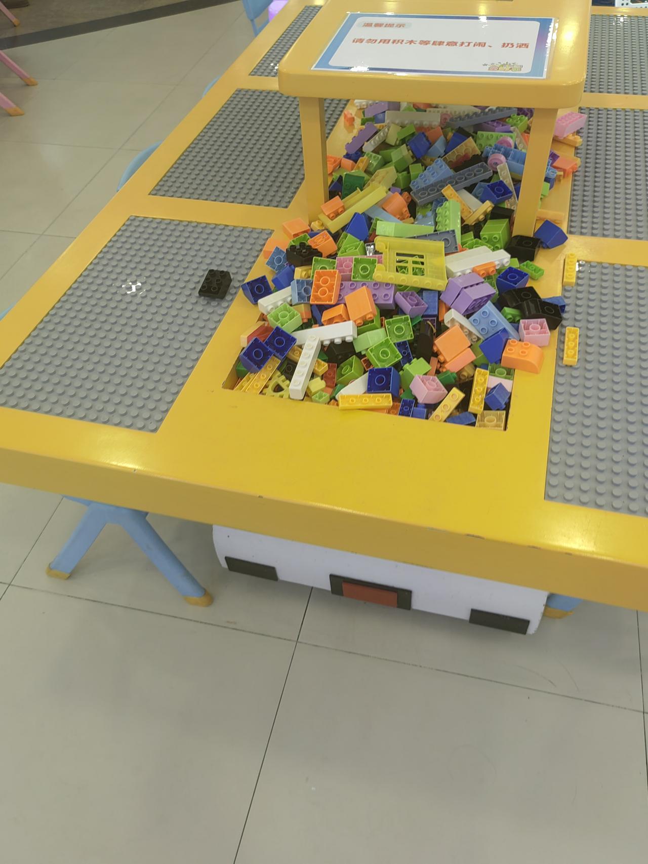 不得不说，有些老板是真聪明，把家长拿捏的稳稳的。
早上带娃出去超市，看到一个娃在