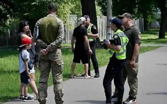 乌壮丁在法庭上理直气壮地说出了不少乌克兰人的心声，要求抓欧洲人去填线 —— 结果