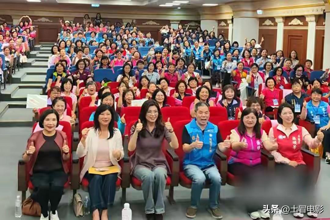 郑丽文直接把2028的底牌亮出来了。
 
今天她在桃园跑妇女菁英领袖成长营的活动