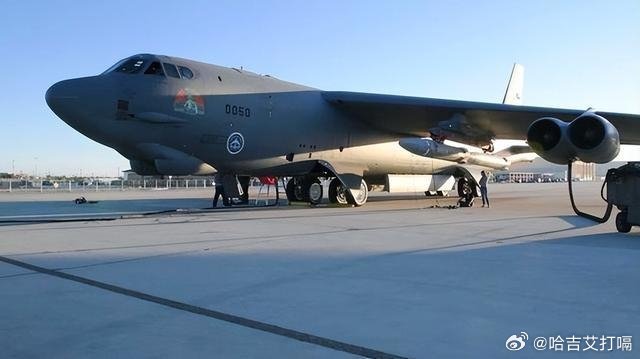 凤凰新闻【炸到地底崩塌！美军三大轰炸机狂炸地下导弹堡垒：伊朗反杀美巨轮】在阅读此