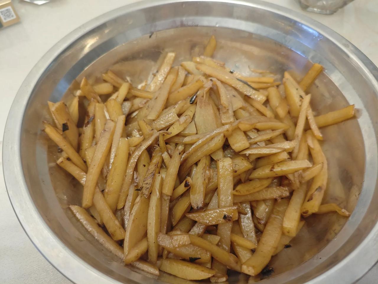 你们是喜欢吃自己炒的粗土豆条，还是饭店卖的细土豆丝啊，我比较喜欢吃自己炒的粗土豆