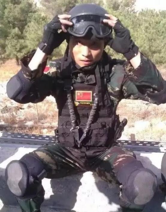 2015年7月6日，在格尔木高原伞降训练中，第49架次第3名跳伞员吴建跃出舱门后