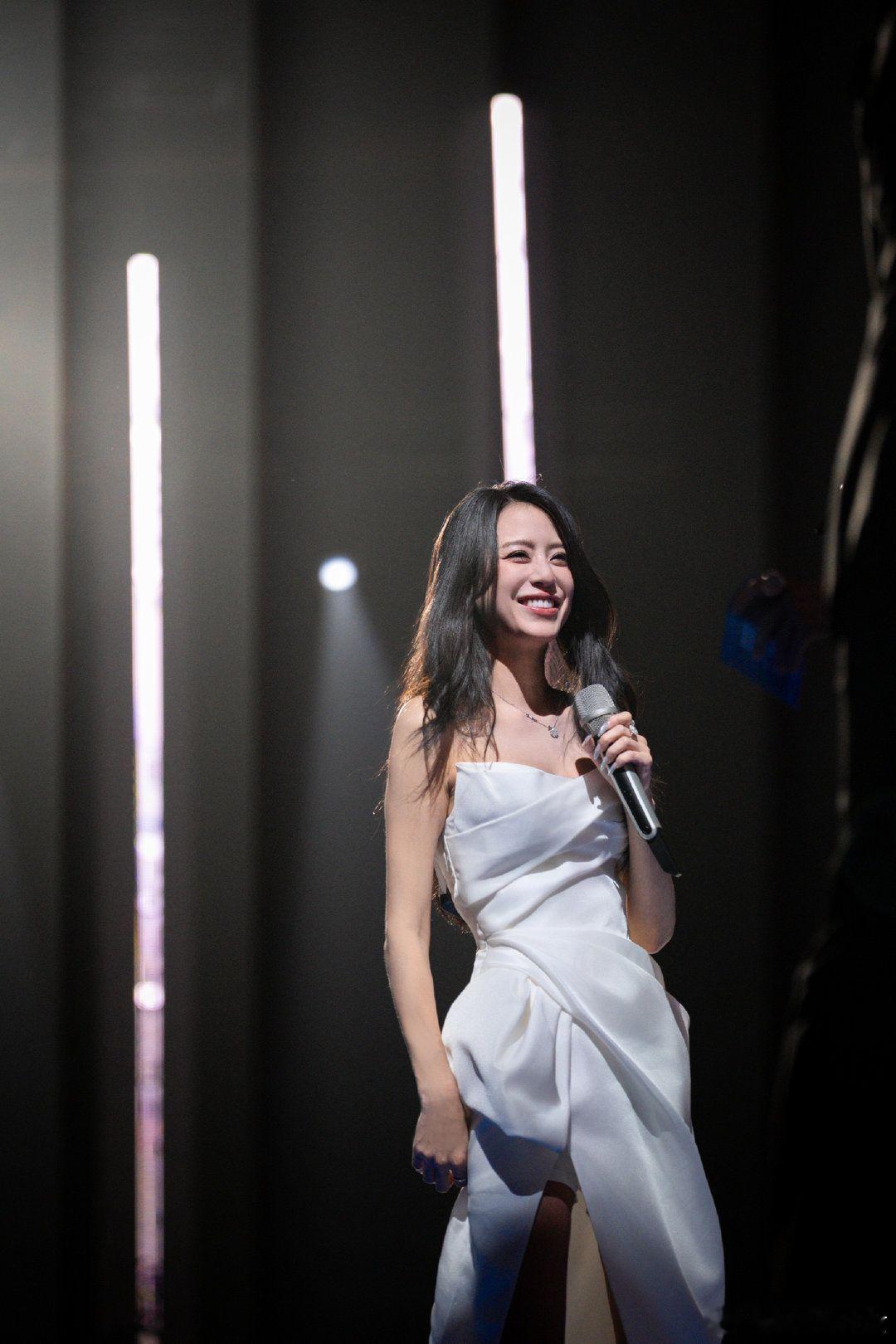 江语晨带孩子们看浪姐江语晨更新社交动态，公开和两个孩子的合照，记录一家人共同收看