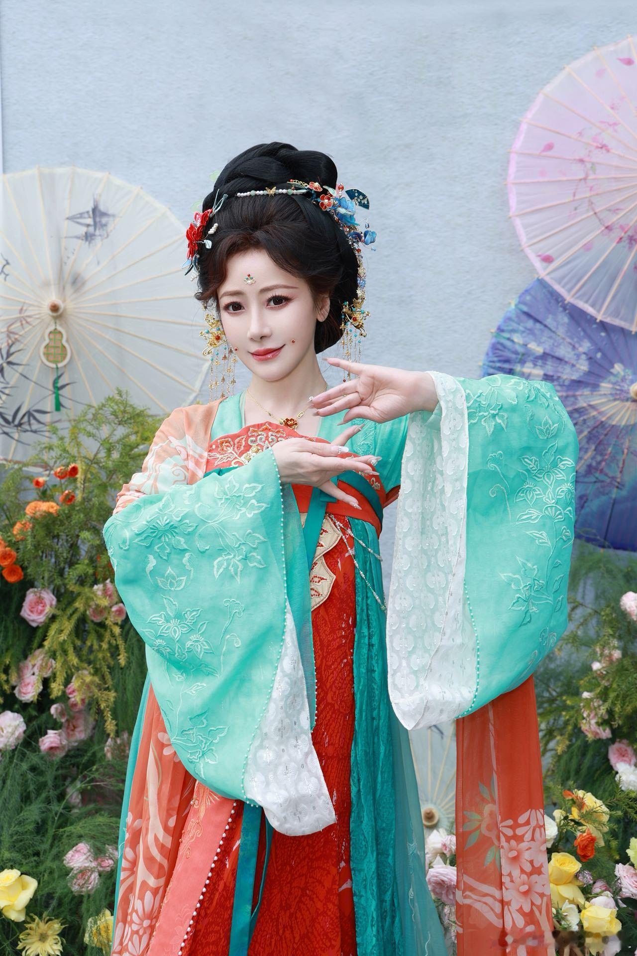 陈紫函国风美人 女神这套唐风造型，把千年之前的温柔与贵气都穿在了身上。撑伞、垂眸