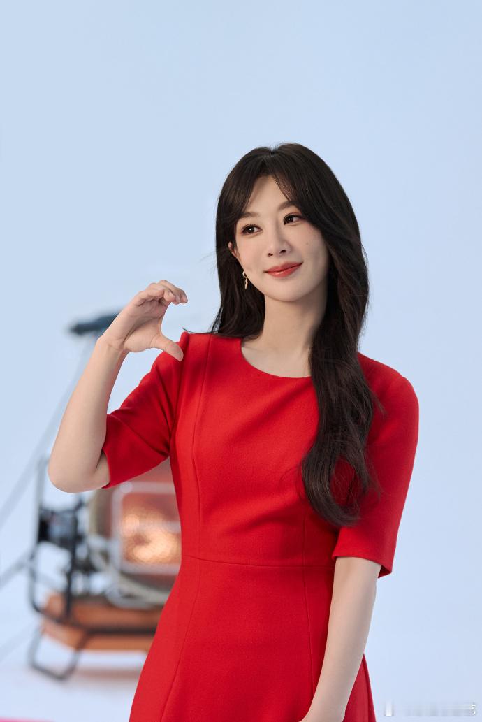 杨紫红衣状态 杨紫红衣状态真的是超美的呀，看到咱们杨紫比心，真的是好可爱！红色的