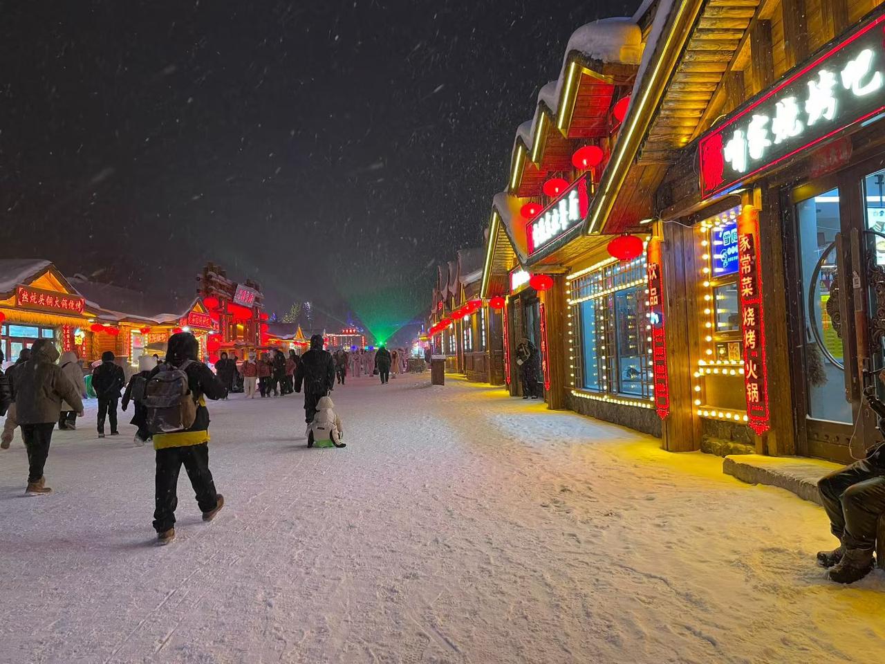 踏入雪乡的夜，像是跌进了童话的糖罐。白雪给木屋覆上厚绒绒的棉被，红灯笼在檐角摇摇