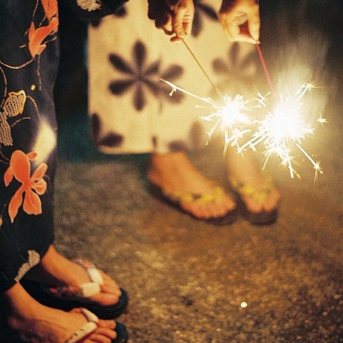 我对爱所知甚浅。试过一两次，每次都让我质疑值不值得为它焦头烂额。我告诉自己，没有