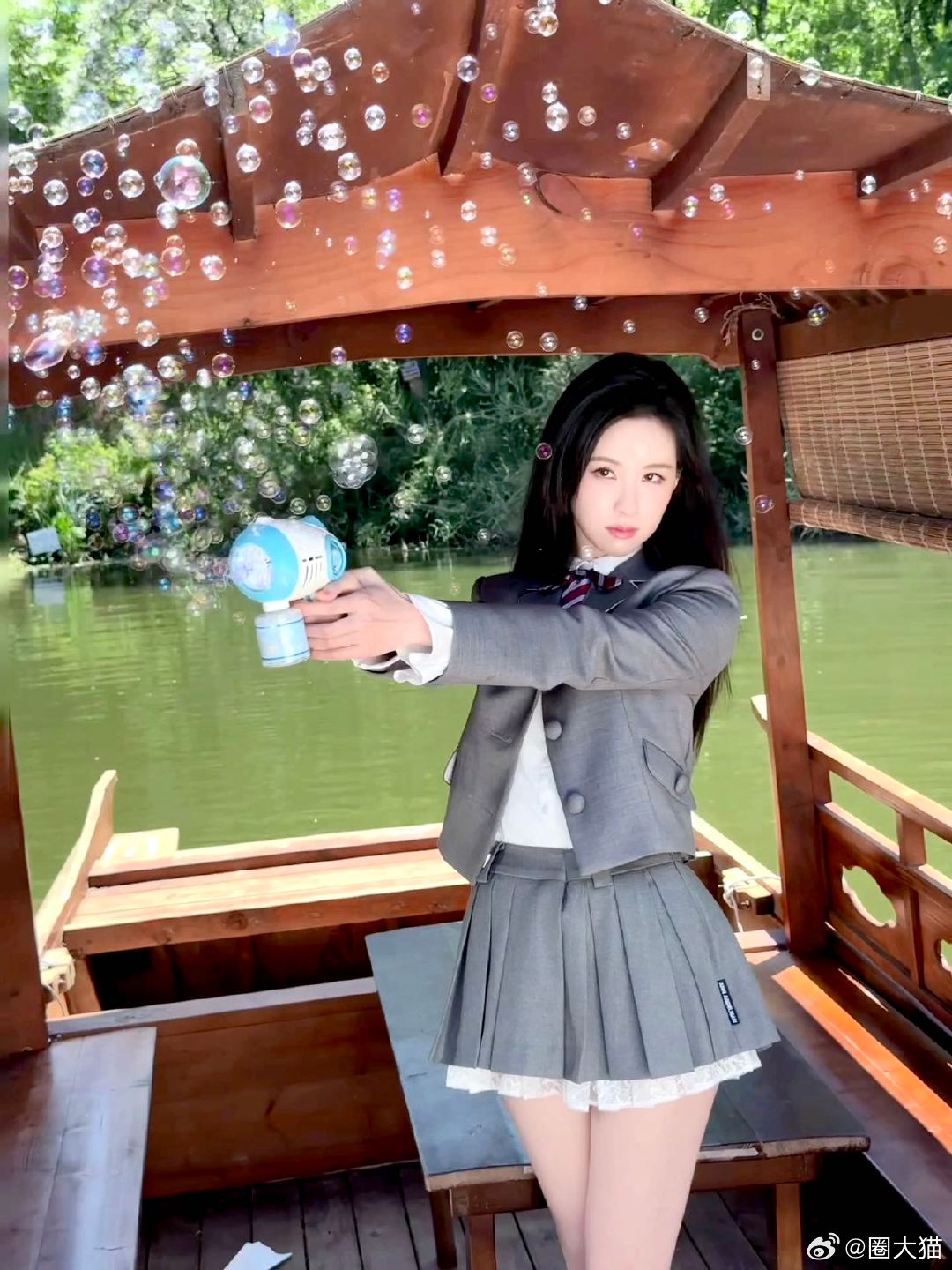陈都灵也逃不过有线耳机 陈都灵学姐你也太美好了灰制服衬得身形温婉，有线耳机增添氛