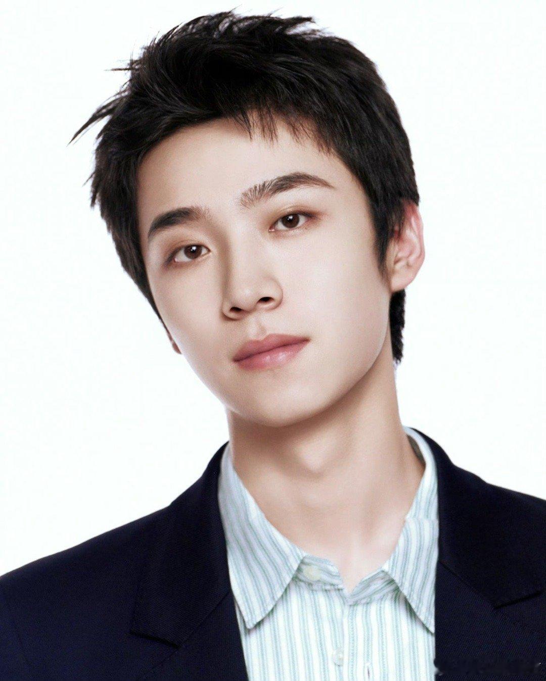 #张嘉元开学九宫格公式照# 咱就是说张嘉元的粉丝吃的也太好了吧，这一组开学九宫格