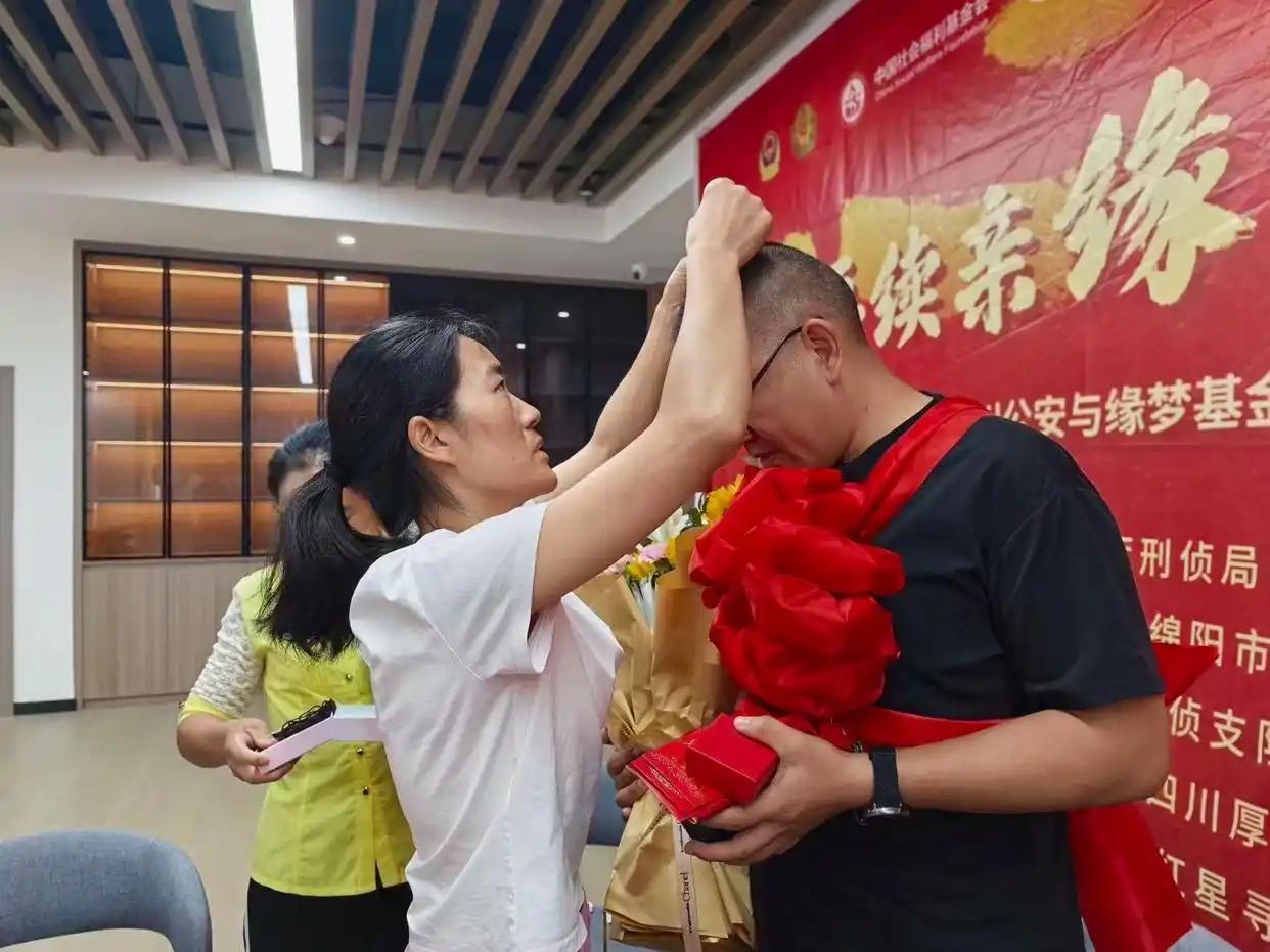 最温柔的逆袭：婴儿被姑姑弄丢，36年后他带着喜糖找回家

1990年，云南一户人