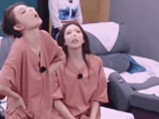 宋妍霏全是表情没有管理 看CC为了团队拼尽全力的样子太圈粉了！每一个夸张表情都透