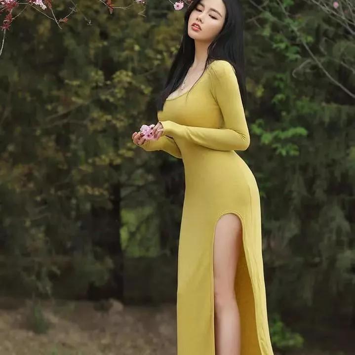 森林中的温柔女神，黄裙飘飘，粉色花语紫色花海女神 粉色长裙 淡黄色裙装 浅粉色裙