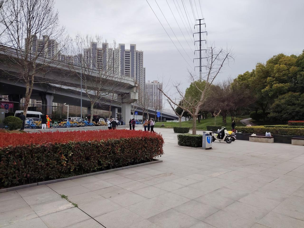 台上台下
台上讲师德，台下耍大牌；
台上讲奉献，台下算津贴；
台上讲清廉，台下收