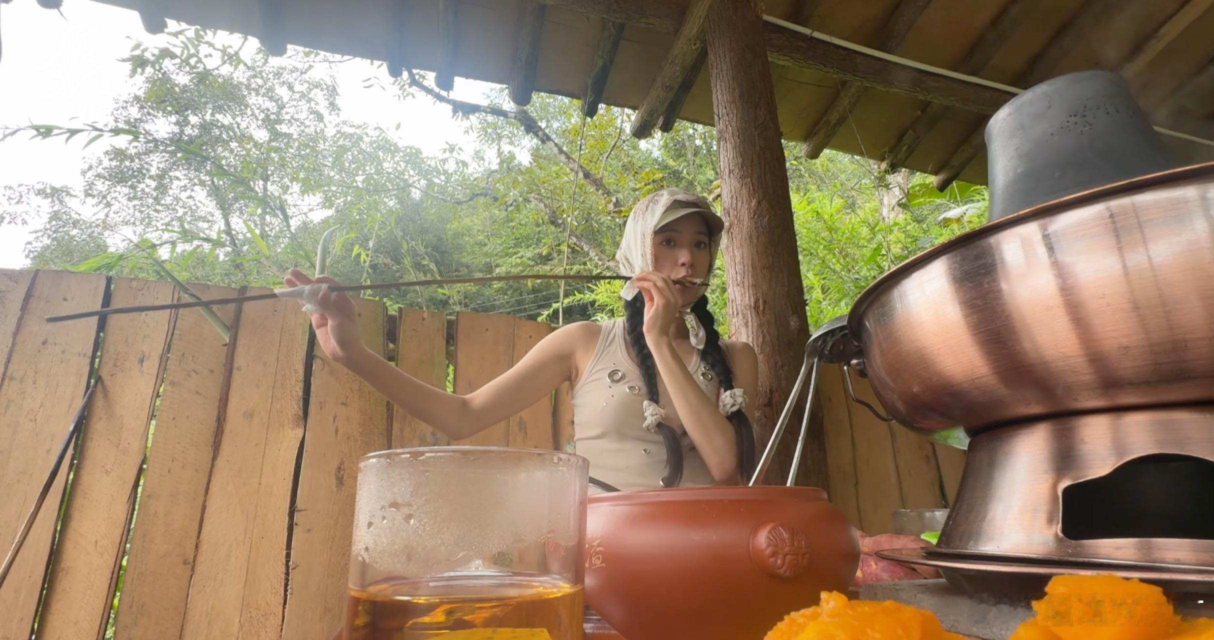 欧阳娜娜自己拍了旅综 每次看欧阳娜娜的旅综，都像被一股温暖的力量包裹，她镜头里吹