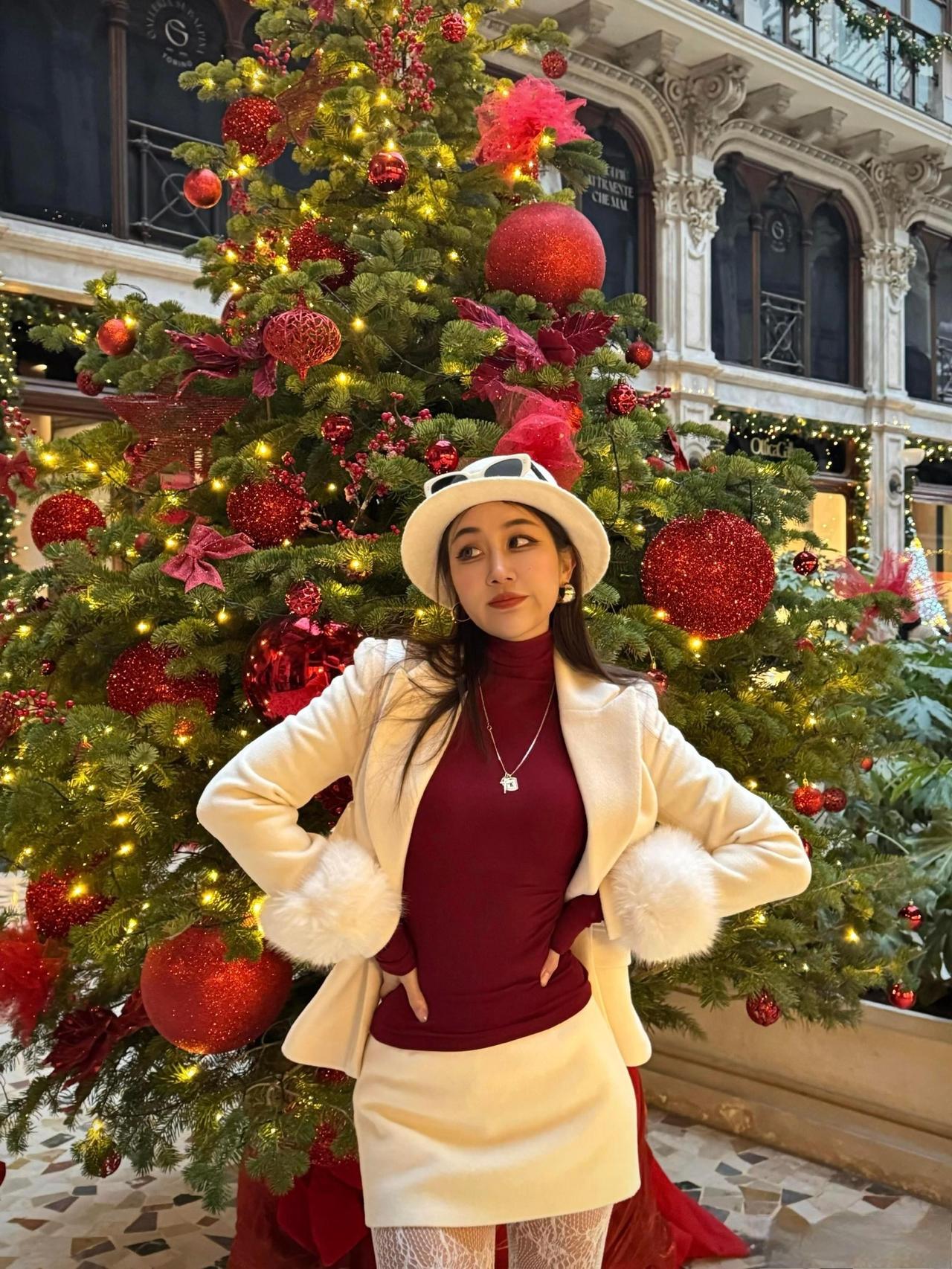 这套穿搭把“优雅贵气”平衡得刚好！米白色毛领西装套装自带高级感，内搭酒红色内搭和