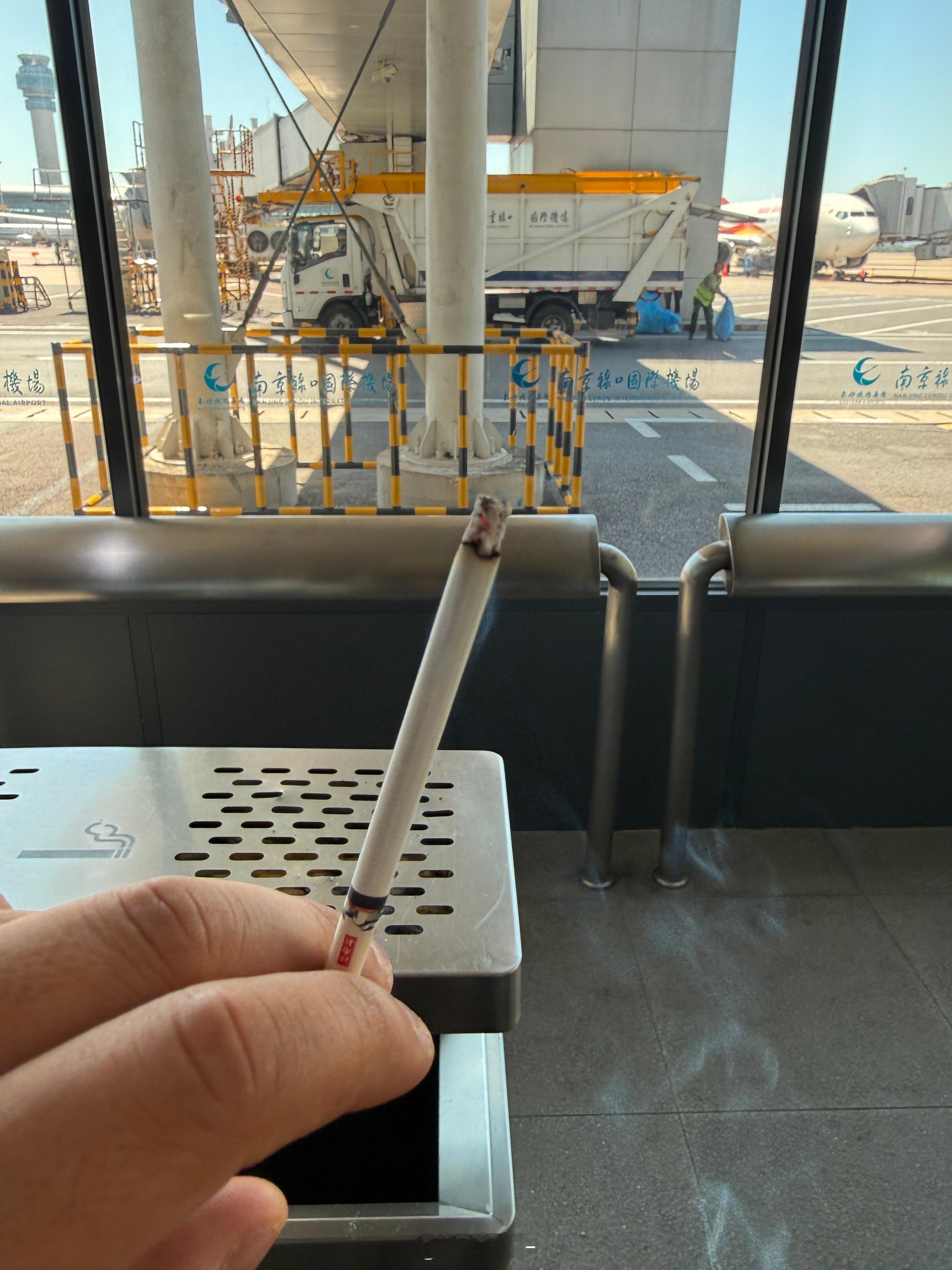 给有吸烟室的机场点个赞  ​​​