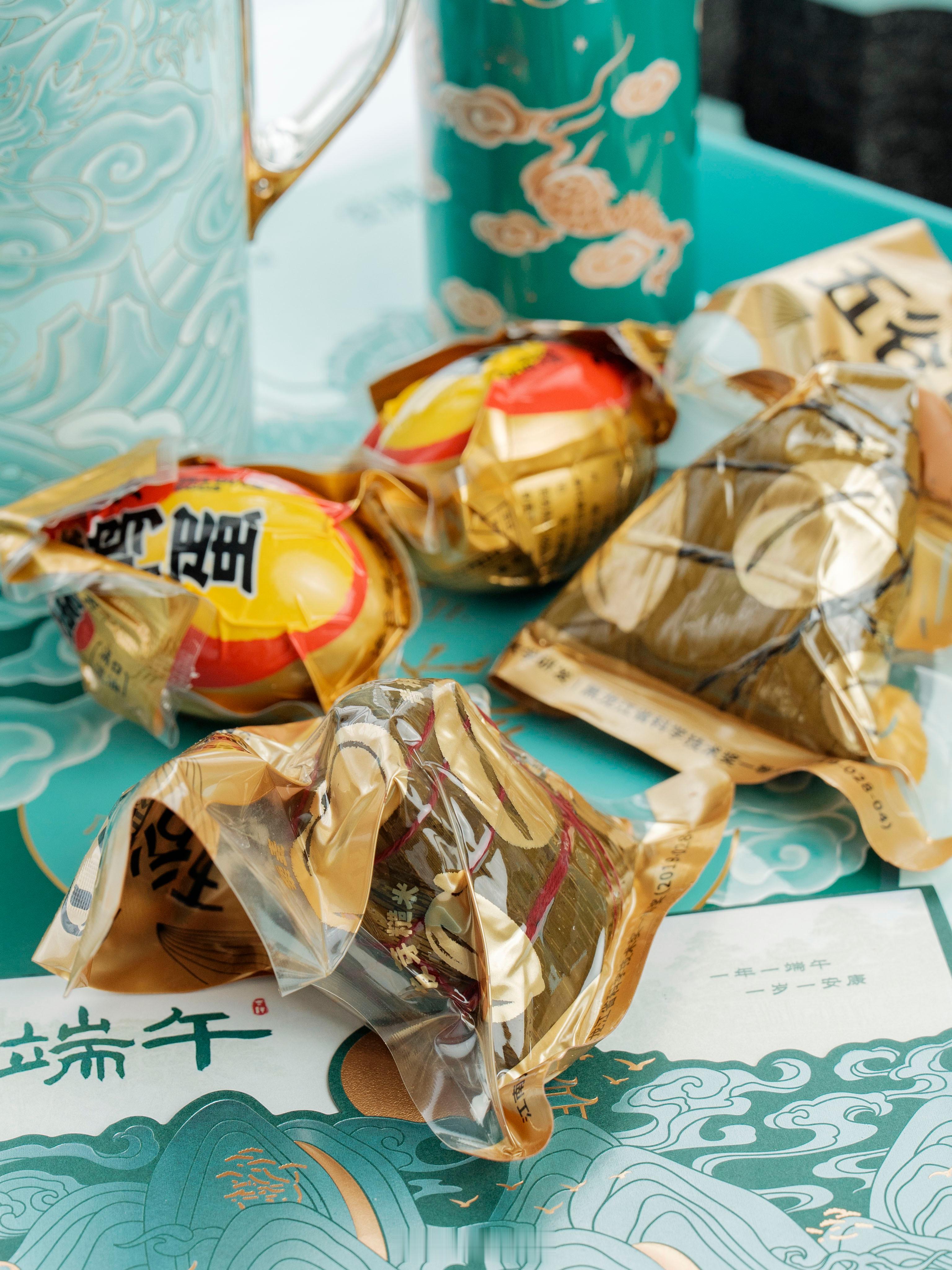 收到了华为小伙伴寄来的端午礼盒是一个套装，陶瓷保温壶，保温杯，陶瓷杯，太精致了，