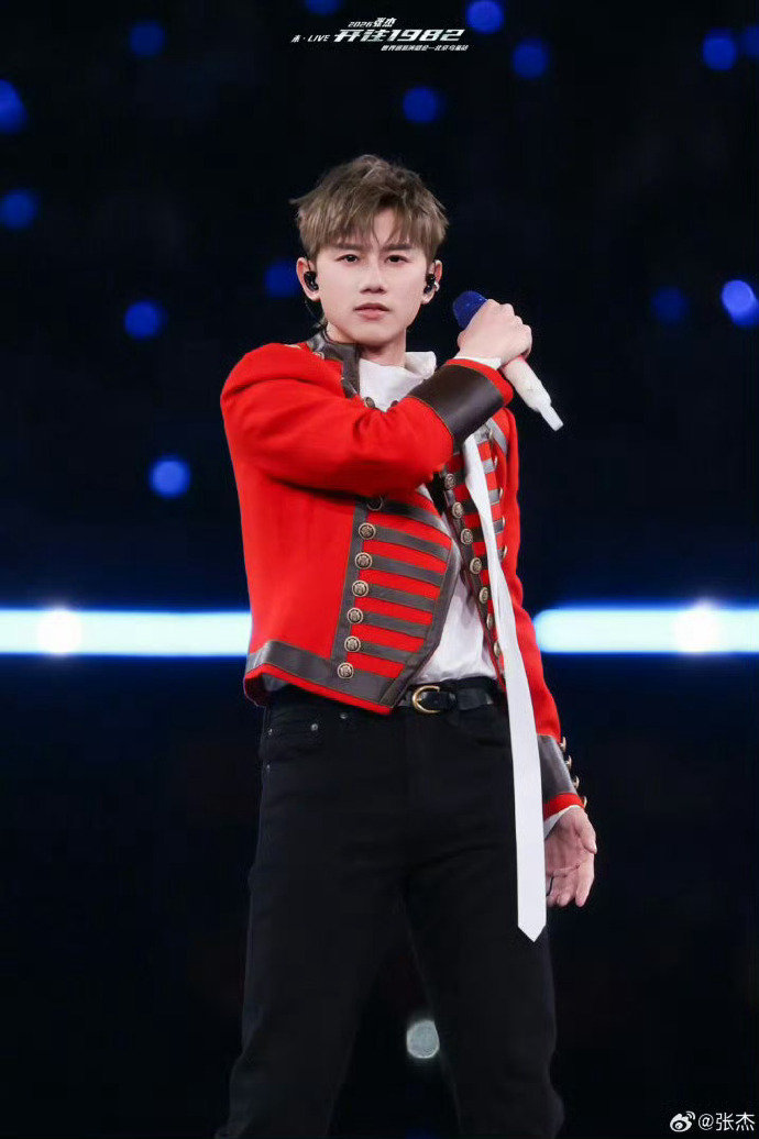 张杰赚点钱全花舞美上了 张杰为了现场体验不惜成本，灯光舞台全部拉满，观众太有福气