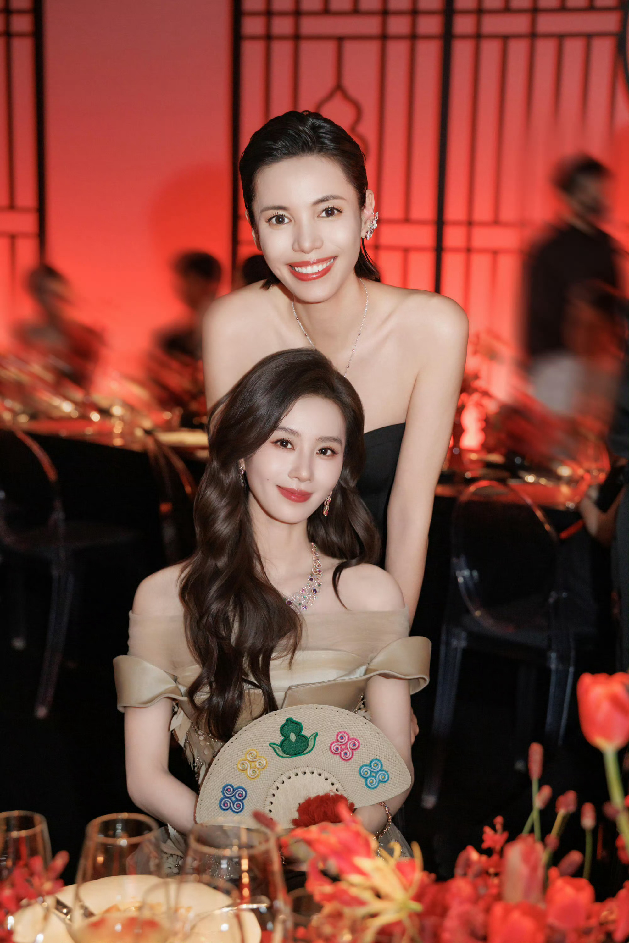 Qeelin活动，主持人和刘诗诗合影 