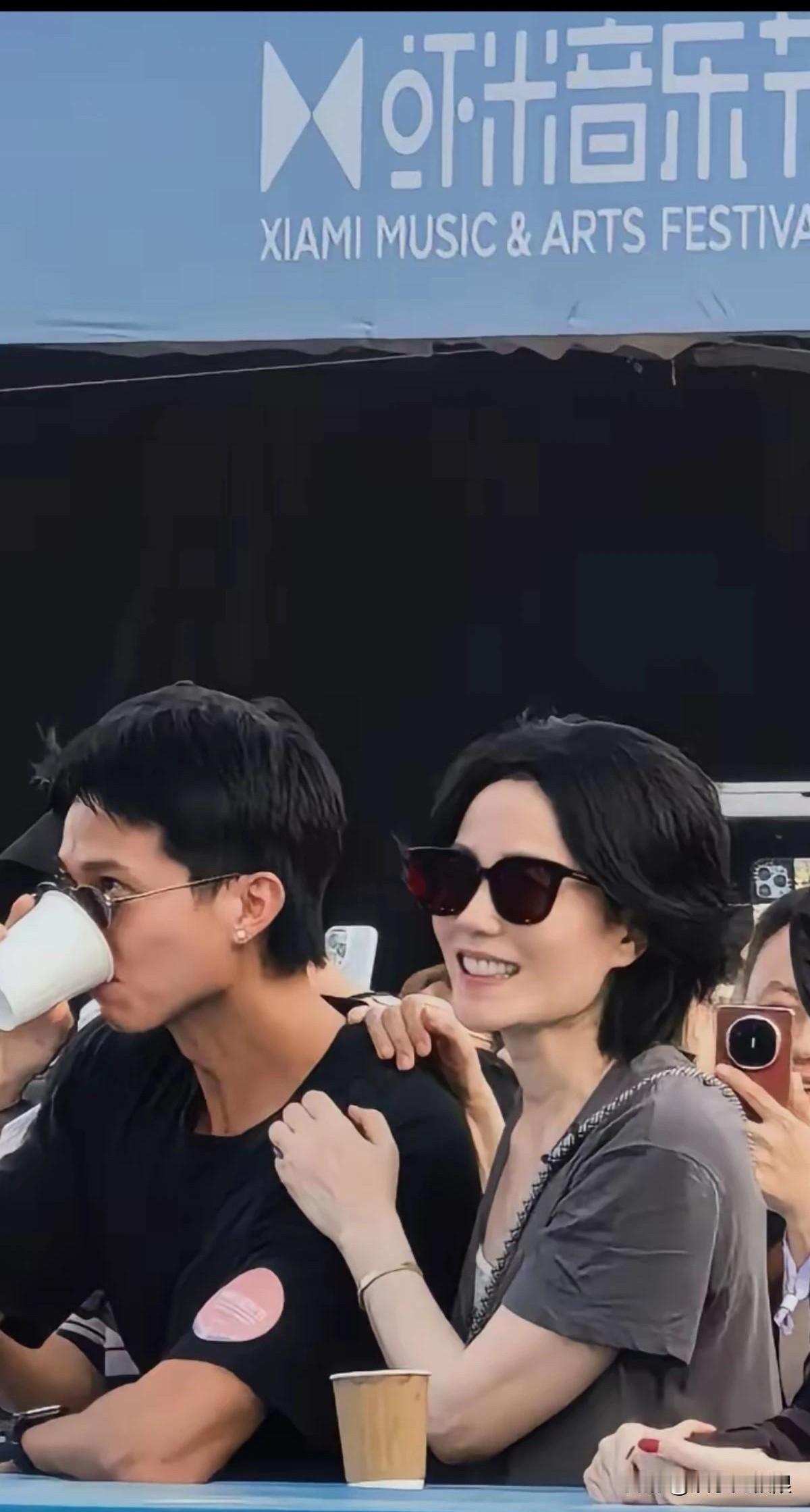 谢霆锋的心真大，王菲都跟男闺蜜这么亲密了，况且男闺蜜还有点不守规矩，他怎么能这么