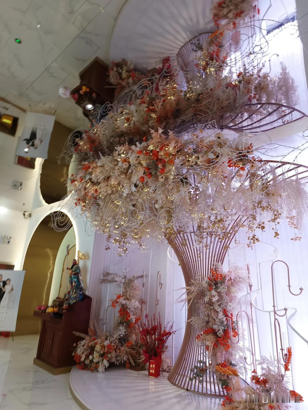 #秋日生活打卡季#
今天婚礼，是我吃得最饱的一次婚宴，
以往似乎根本吃不到什么可