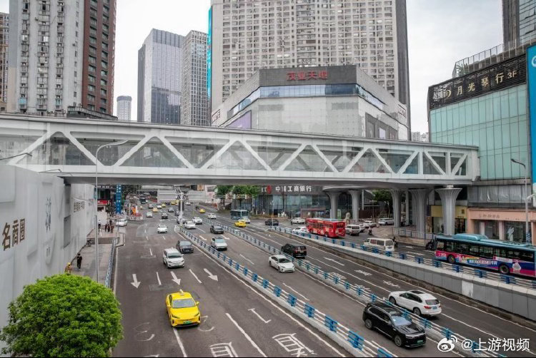 #重庆观音桥空中连廊建设进度条刷新#【重庆观音桥空中连廊首开段基本建成 启动二阶