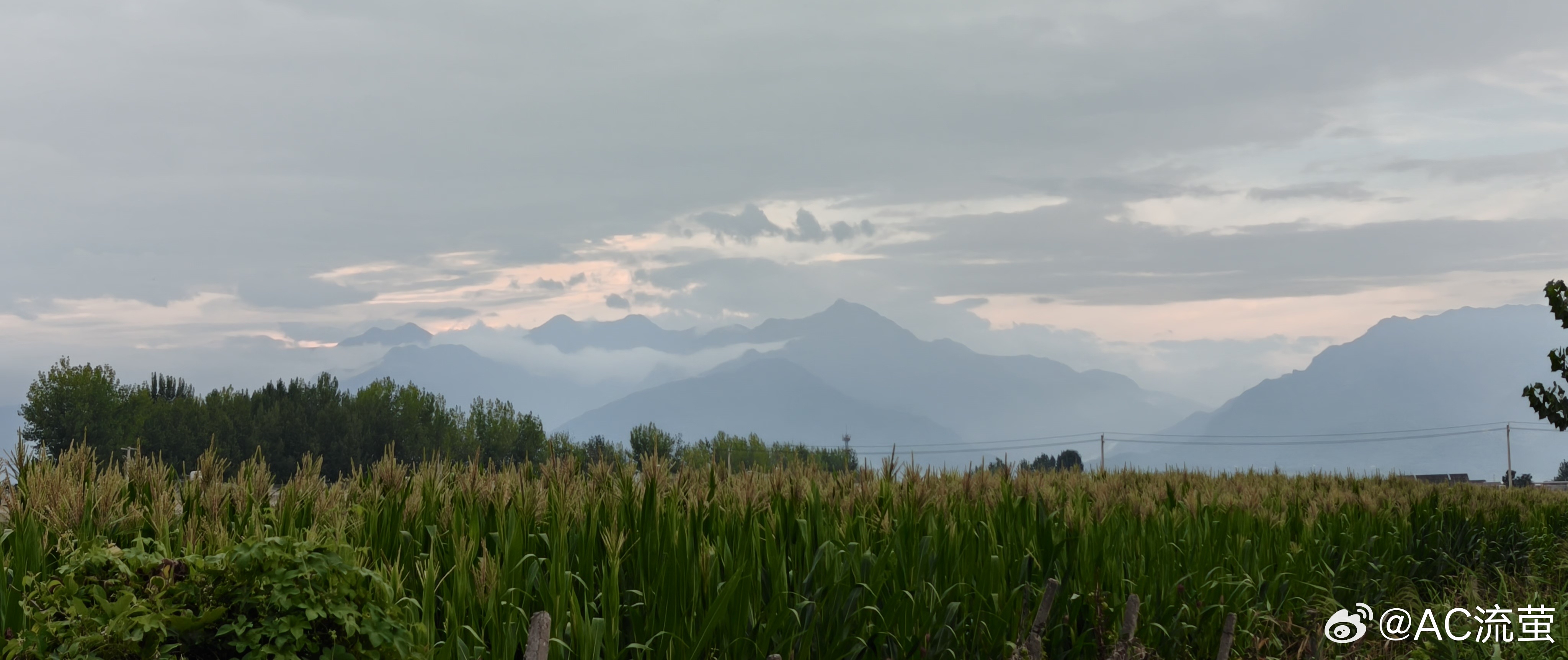 昨晚清晰可见的山⛰️在云层间绵延暴雨之中又消失不见了！ 