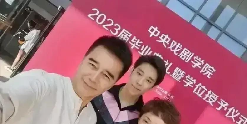 他不是新人，是资源集合体。
许亚军儿子许何的出道，撕掉了星二代最后的遮羞布。
中