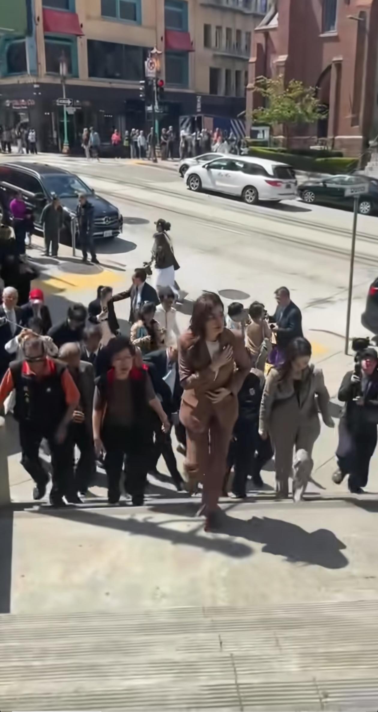 同样的穿戴，不同的地点，落差感自己体会出来了吧？谁真心对你好？