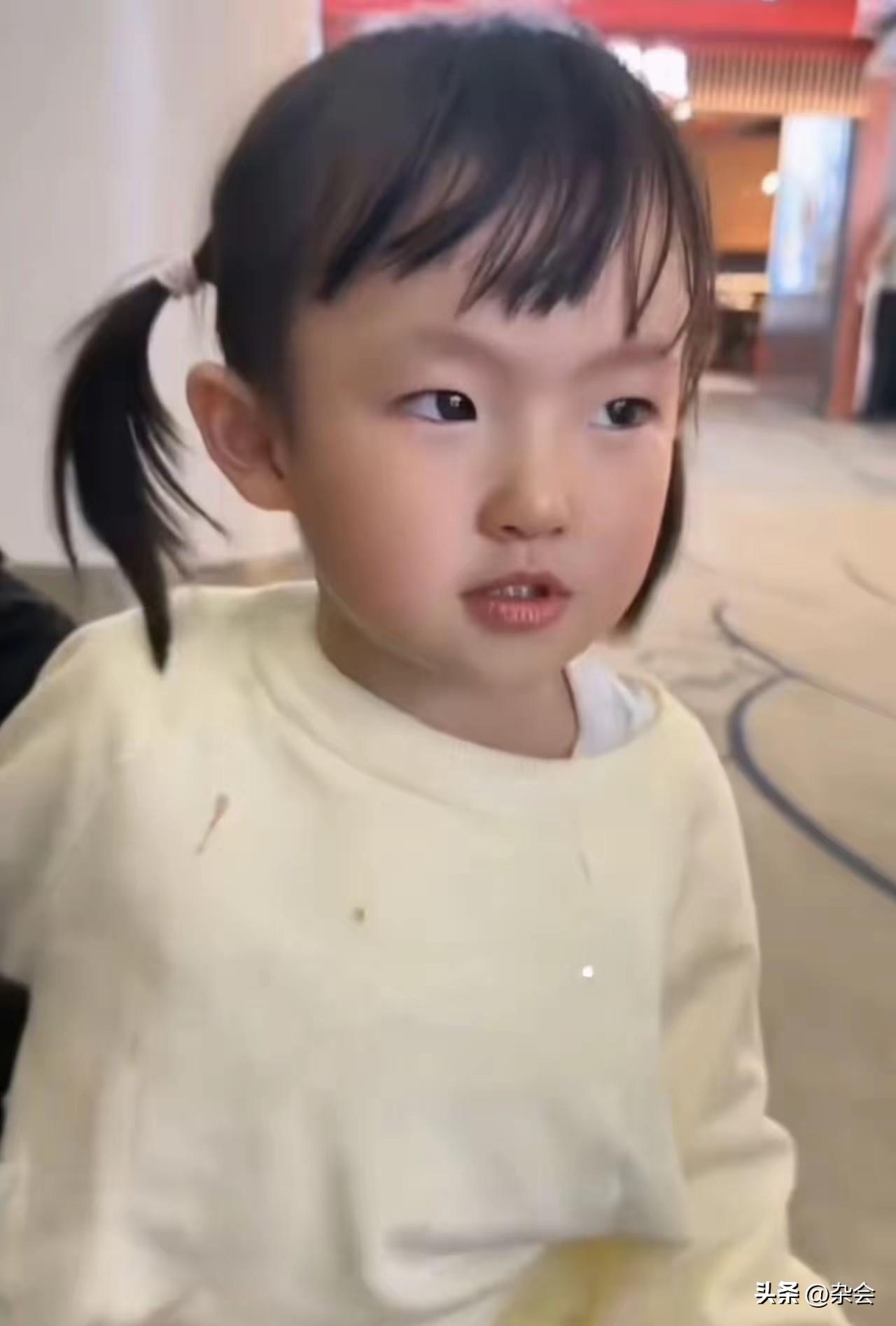 刷到王思聪女儿的照片，真的被萌化了！
大眼睛忽闪忽闪的，这么软萌可爱的小天使，王