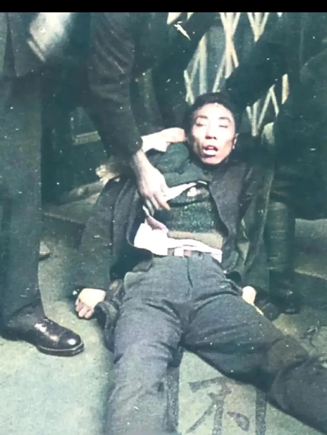 1937年12月，在上海的街头，年仅25岁的孙景浩，成功刺杀了日军，留下了这一张