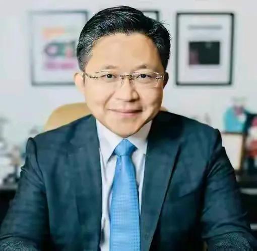 关于科学家胡晔因不满特朗普政策而选择离开美国，投奔中国的事件，值得从多个角度进行