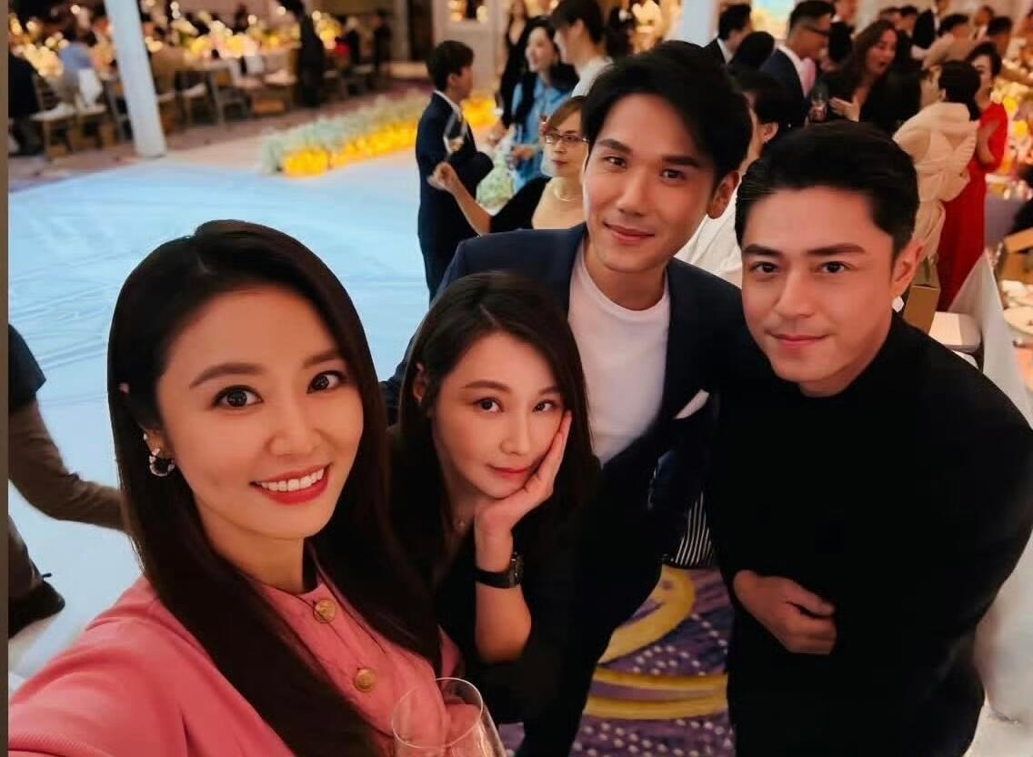 林心如霍建华参加邱泽许玮甯婚礼❗️霍建华真的很爱林心如，自己没多少朋友，婚后跟着