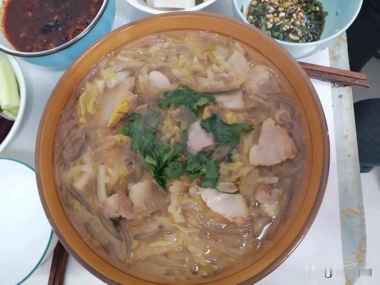 东北家乡美食菜～猪肉炖粉条，如果再放点血肠就叫杀猪菜。

      记得小时候