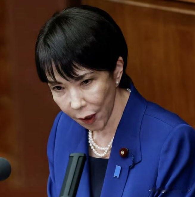 高市早苗自暴，自从当上总裁和首相后，就不能开私家车，连美容院都没空去，头发只能自