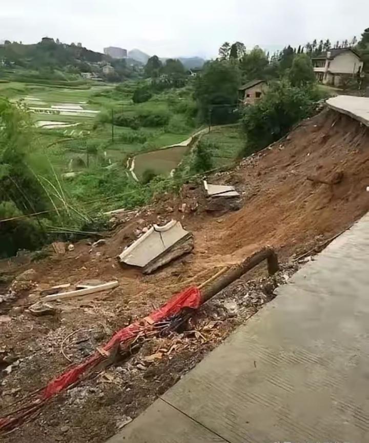 看完真的破防了。
湖南新化6名消防员牺牲，最小的19岁，最大的才28岁。
 
最