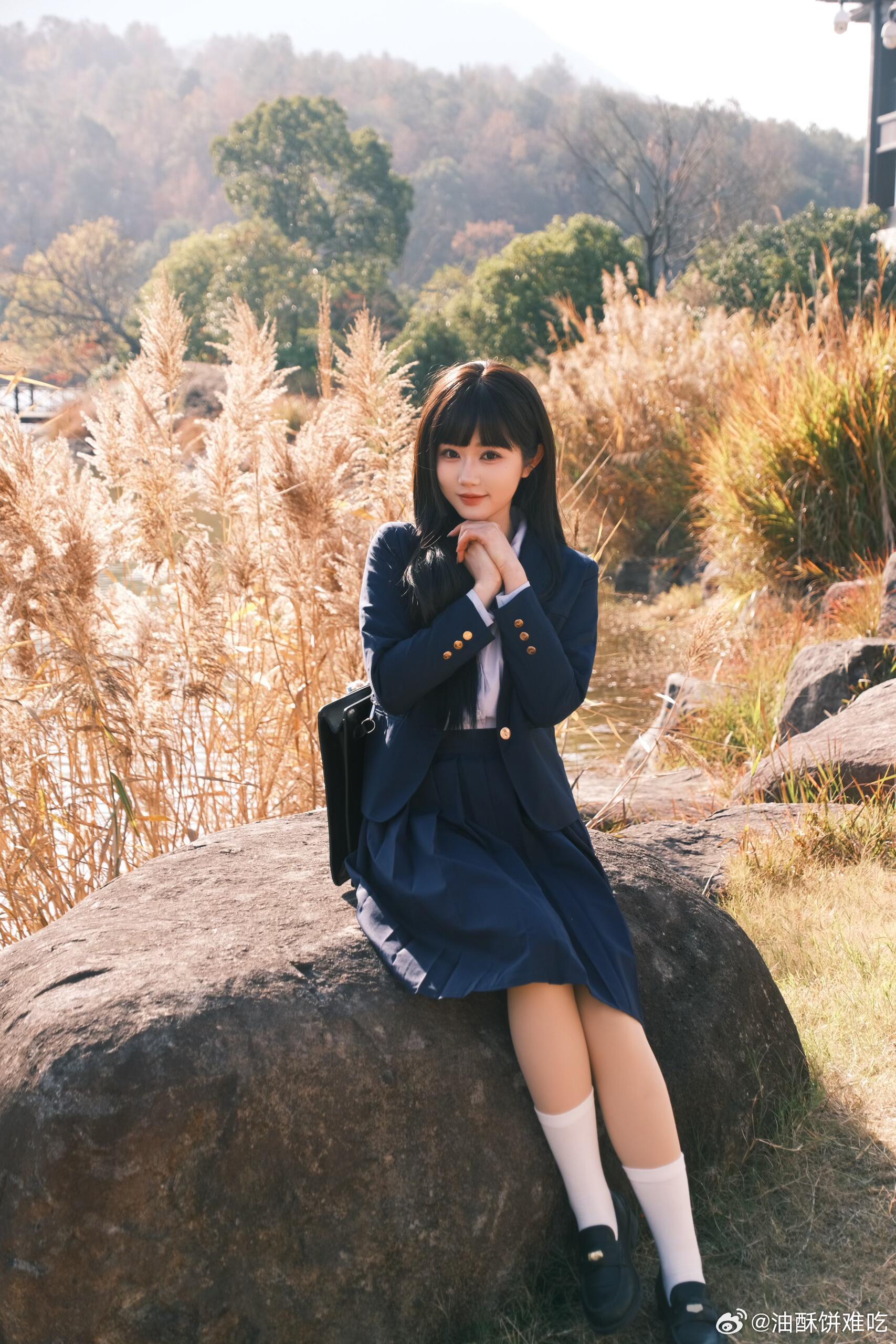 说起来我还挺喜欢岳雨婷的，去年这时候不认识她，刷到她的物料还夸过她漂亮，一年过去