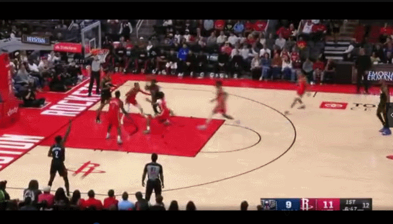 火箭主场对鹈鹕，锡安·威廉姆森篮下排球式的大帽，盖掉伊森，球飞出去五米远，这球体