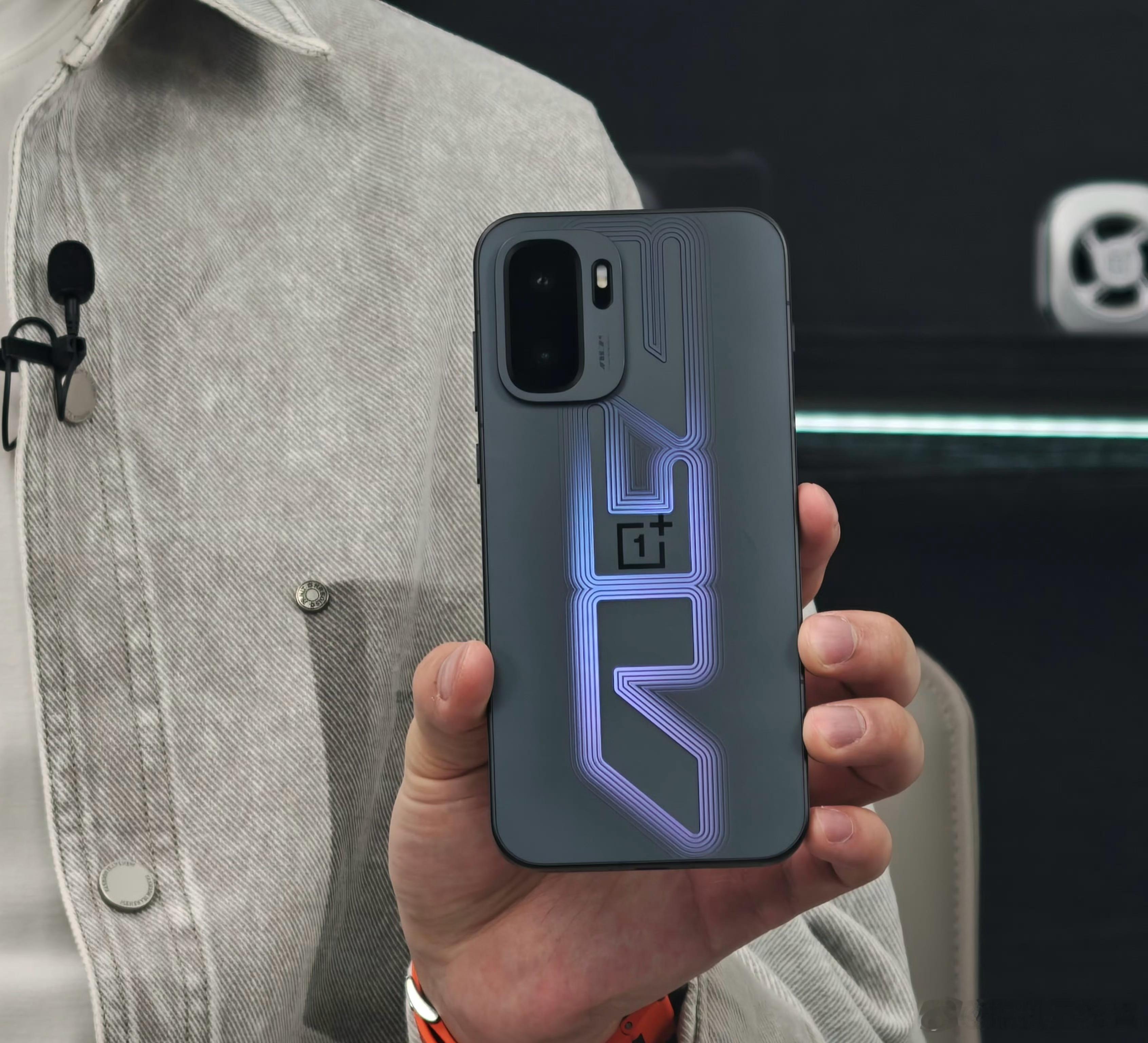 一加Ace6至尊版真机曝光了，外观还是家族化设计，这配色叫「王牌觉醒」，转动带有