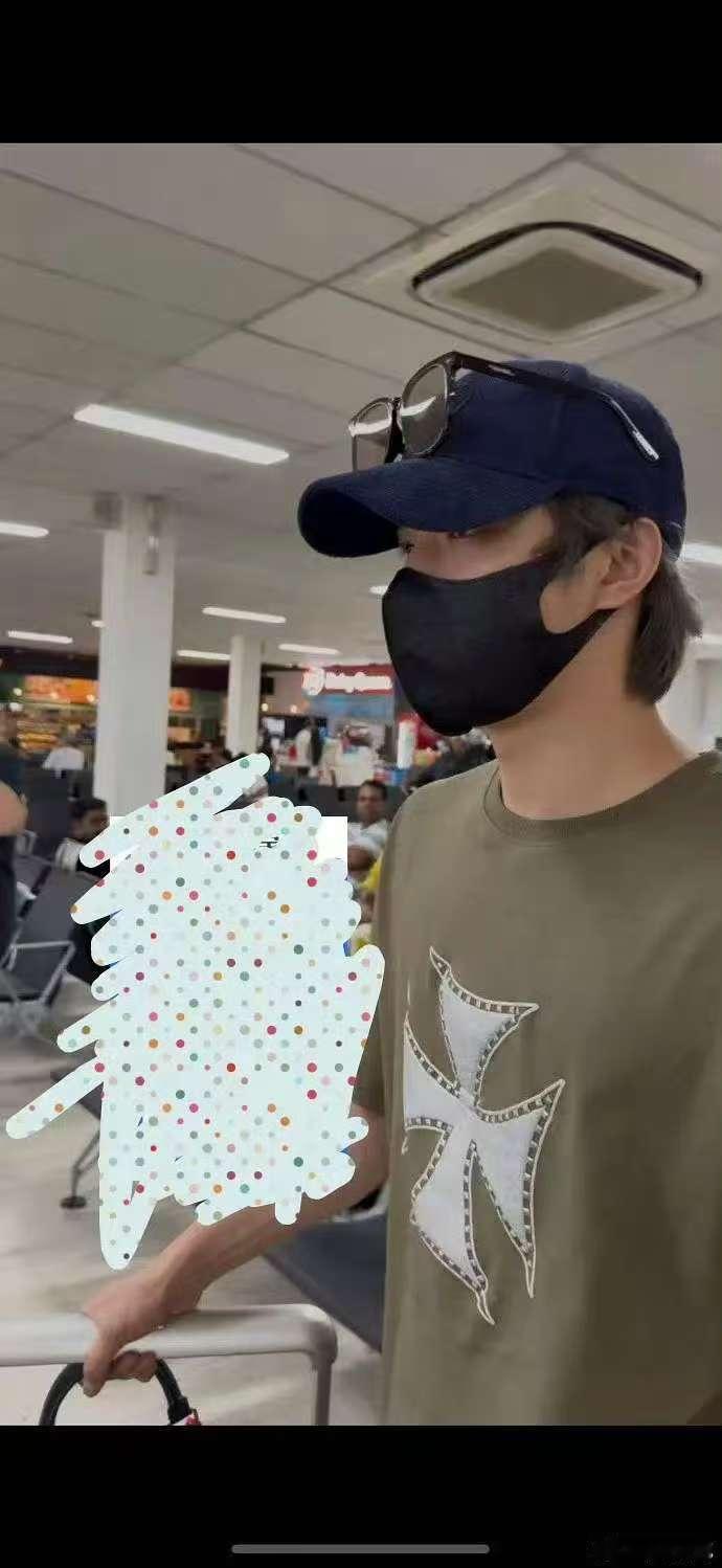 刘耀文把衣服换回来了 刘耀文衣服换回来了 刘耀文衣服换回来了！ ​​​