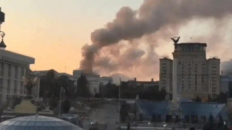 基辅凌晨大爆炸！
能源设施遇袭，多地停电。
 
当地时间凌晨五点多，基辅上空突然