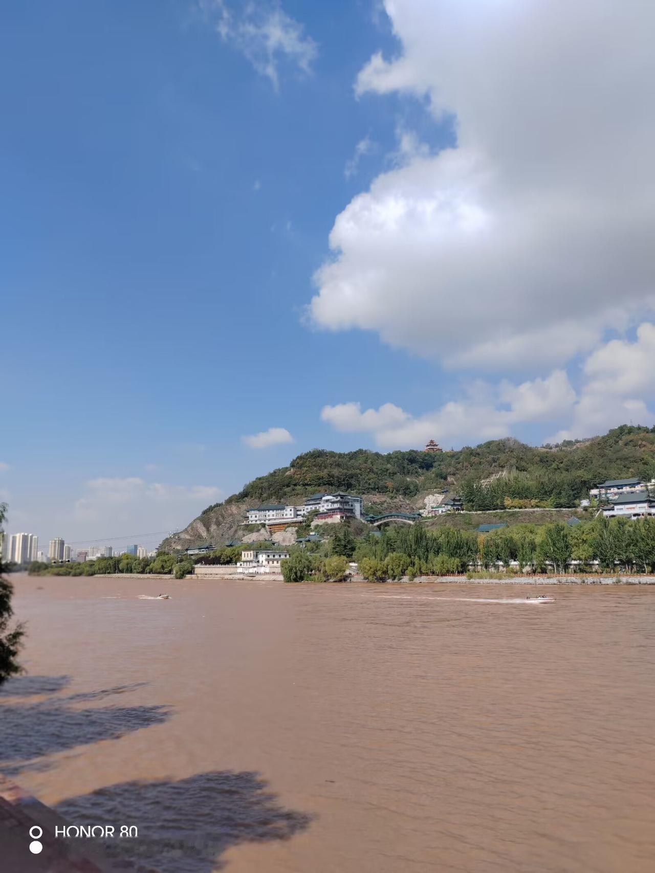 真心话茶局站在黄河边，看浊浪滔滔奔涌向前，两岸的亭台楼阁与青山相映成趣。风吹过河