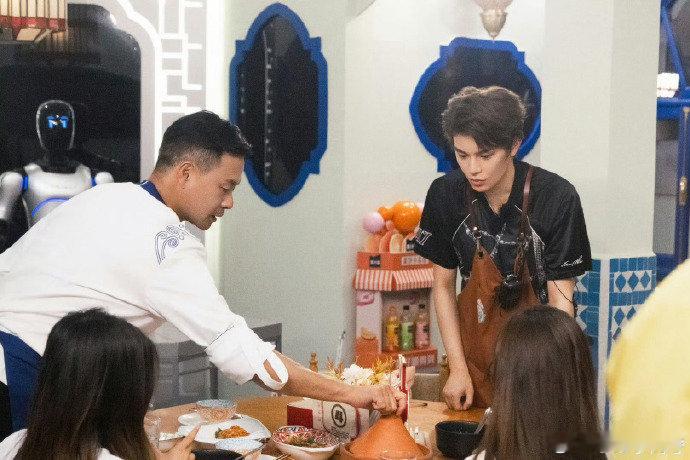 丁禹兮[超话]丁禹兮都不白来嗷中餐厅被丁禹兮的贴心戳中！中餐厅给每位客人送他带的