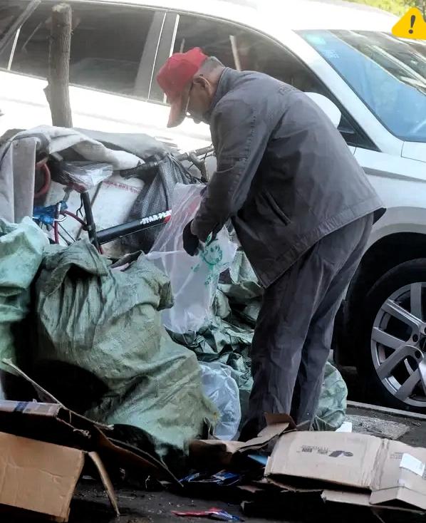 我卖废品时，一位大爷问我：“姑娘，这些旧衣服卖给我行不行？”我问：“您收这些衣服