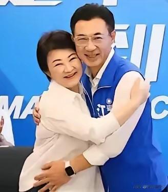 江启臣紧贴卢秀燕，远离郑丽文

台中市长参选人江启臣竞选总部成立，卢秀燕亲自出任