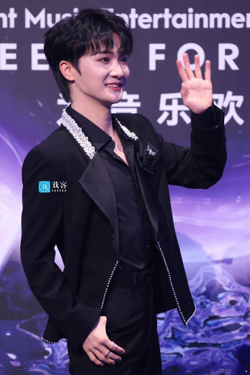 周深你是马里奥吗谁能拒绝会蹦跳的周深！30秒安利巡演一口气说完长句超丝滑，原地蹦