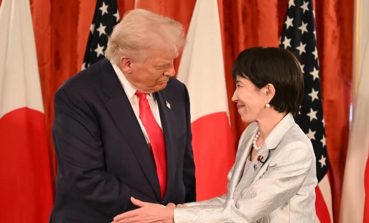 特朗普见到高市早苗。那一刻，两人双手紧握，久久不愿松开，如同相见恨晚的一对情侣。