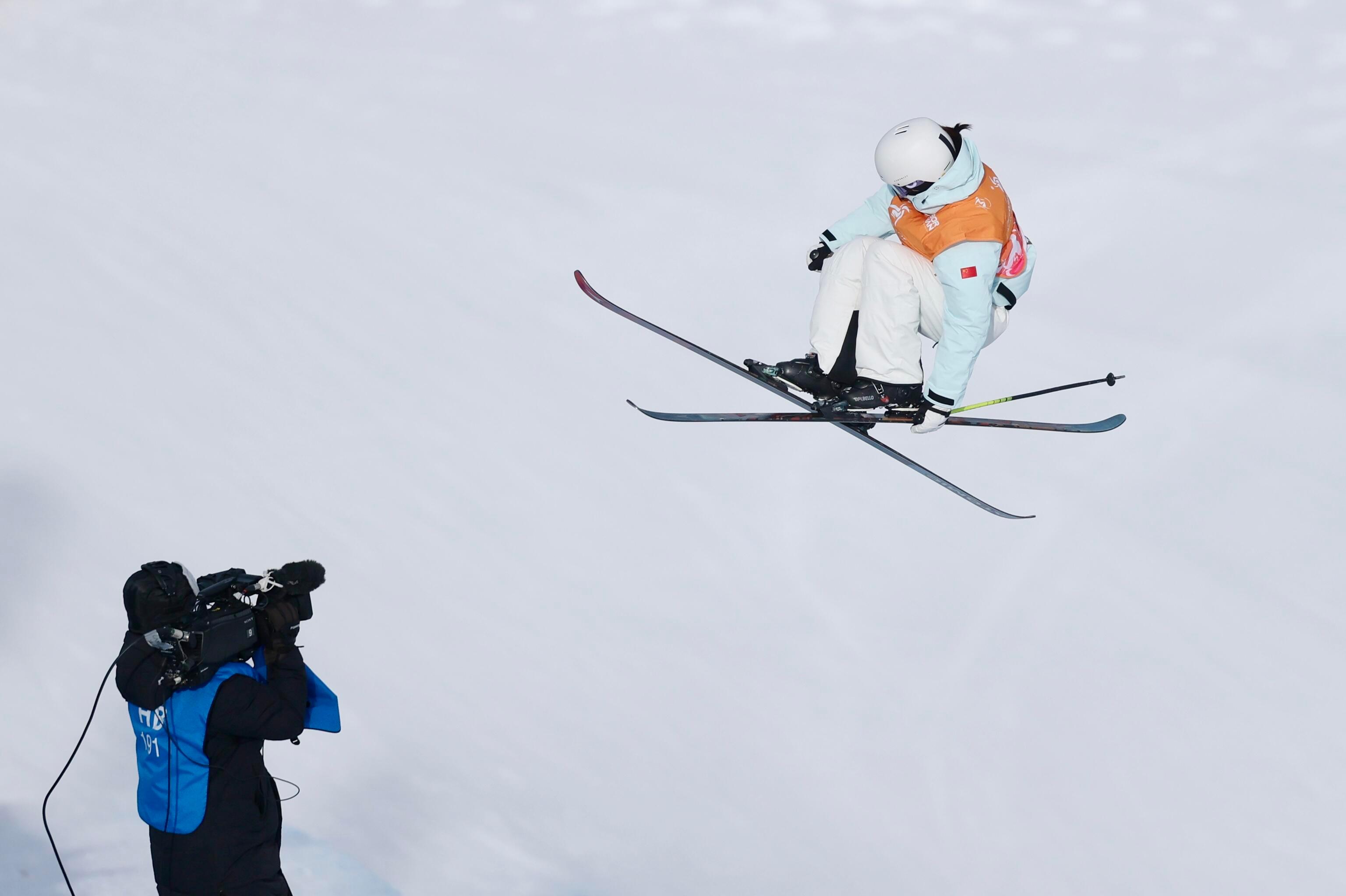 中国雪上首金背后是刀尖上跳舞 2025年2月8日亚冬会赛场，李方慧火线受命替补出